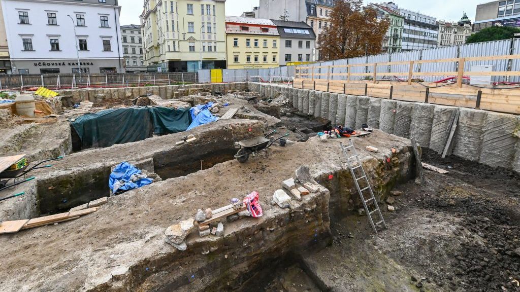 Vykopali středověký dům a začalo dohadování. Skleněný strop či betonová „hrobka“